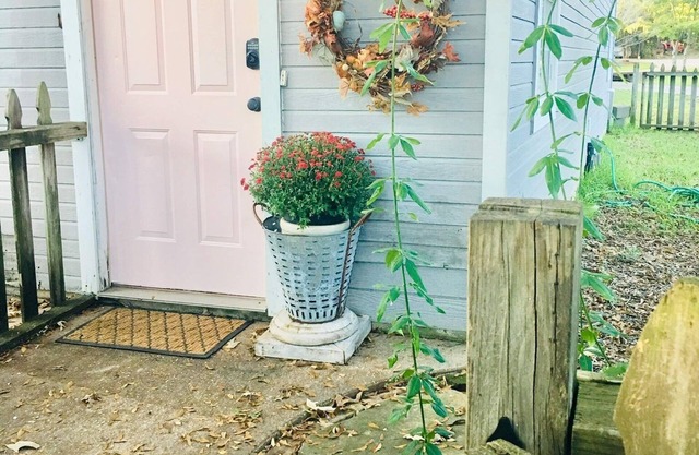 LUFKIN PINK DOOR GUEST HAUS