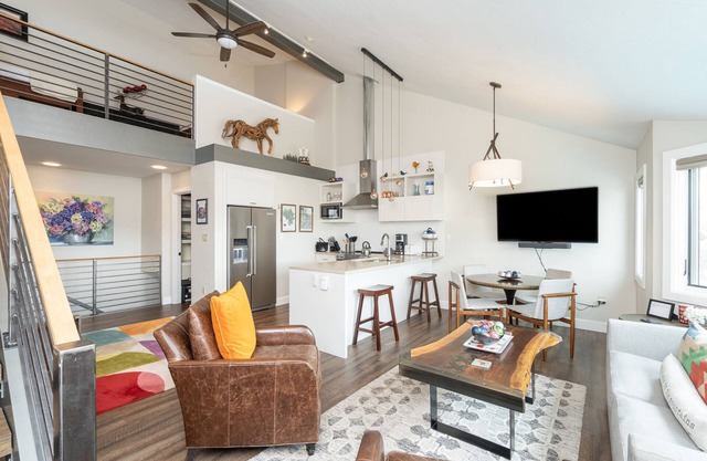 LULU LUXE- Condo with Loft and Great Community Amenities, Next to Chair 7