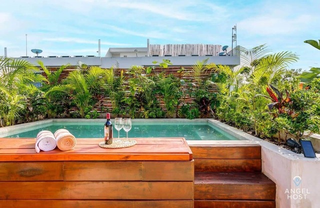 Luminous 2-Story Suite w/Rooftop Pool & BBQ
