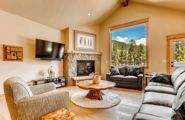 Luminous 3Br Escape~River Run Townhome with Private Hot Tub by RedAwning