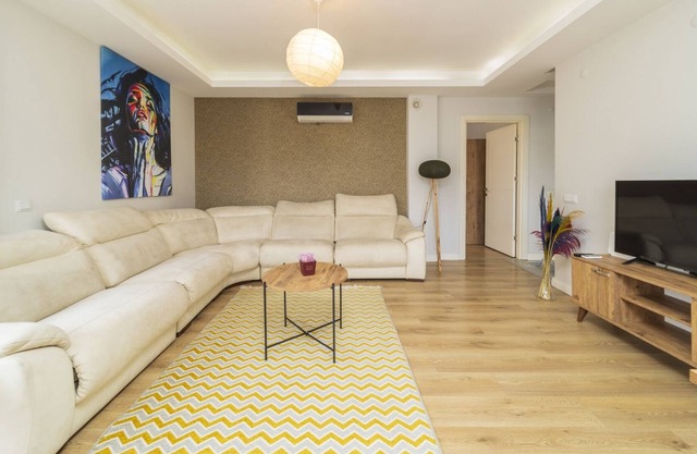 Luminous Flat 15 min to Hadrian Gates