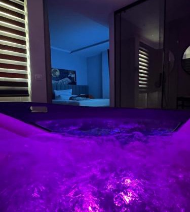 Lunarist - Luxury Jacuzzi Suites Tirana Prime Location