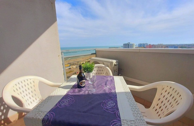 Lunch with a breathtaking view! Beachfront apartment in the center of Lido di Pomposa