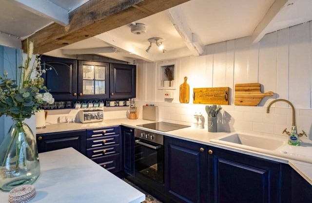 Lundy Cogttage - in the heart of Port Isaac, sleeps 5, + parking & welcomes dogs