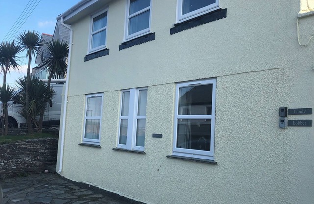 Lundy - overlooking Port Isaac Bay beautiful apartment with Sea Views & parking