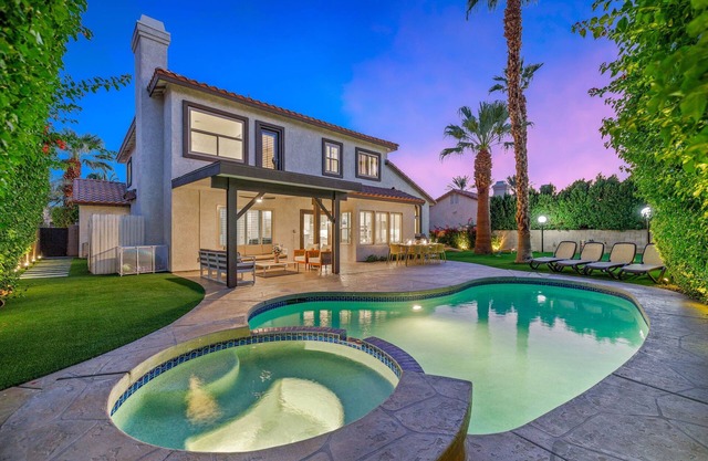 Lush Bliss Living - Private Yard, Walking distance to Coachella