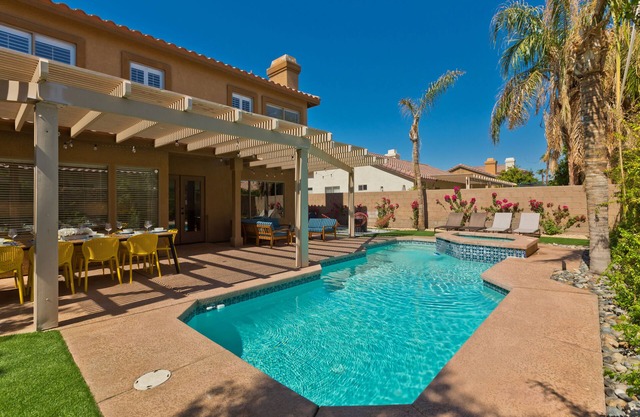 Lush Desert Living - Walking distance to Coachella