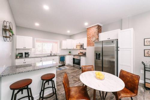 LUX 2.3k SQFT, Game Room, Parking, Sleeps 10 Plus