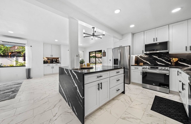 Lux 2 King Suite, Sleeps15 Pool Oasis TampaUSF,BuschGardens,HardRock Casino