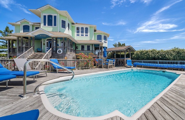 Lux 6 bdr, 5.5 bath semi-oceanfront, 4WD area, private pool & great ocean views!