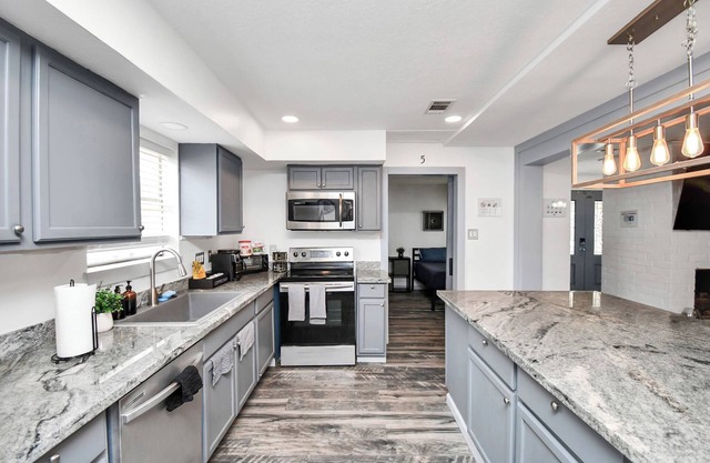 Lux 7-Bedroom w/Pool & Spa: 30 Min to Downtown CH