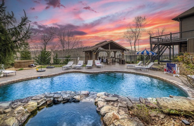 LUX 8 King Mountain Retreat – Sleeps 25, Stunning Views & Exclusive Furnishings!