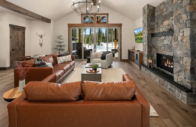 Lux and Elegant Suncadia Retreat! Hot Tub | Game Room | Outdoor TV-Fireplace