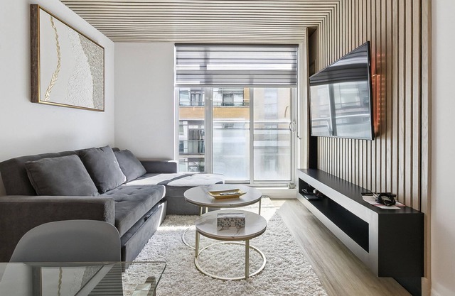 Lux Apt Yorkville 2bed 2bath Gym