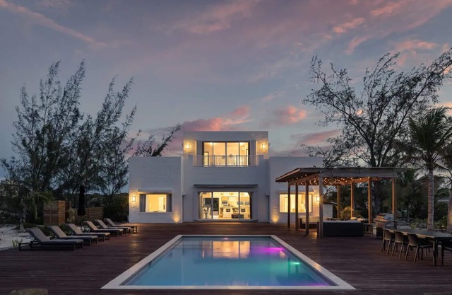 Lux Beachfront Villa, 16 ppl, Chef, Boat tours and Massage!