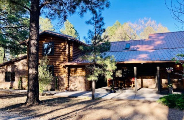 LUX Cabin on 6 beautiful acres. BEST IN FLAGSTAFF! Large groups welcome!