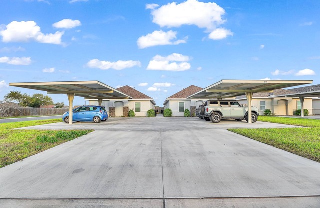 Lux Condo in charming Weslaco with WiFi. Unit 3 K/Q