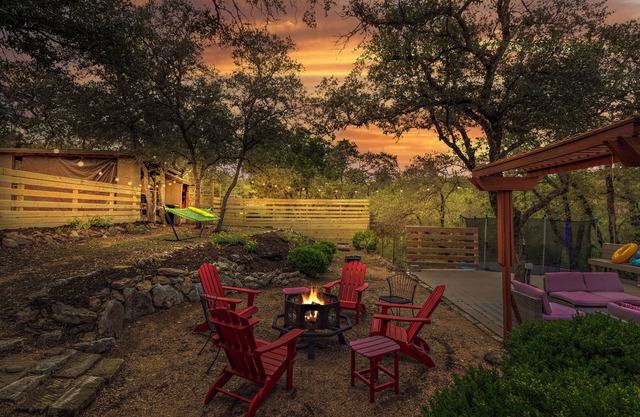 Lux, Hot tub, Nature, Modern, 35 min to ATX - Game room and Pool Access