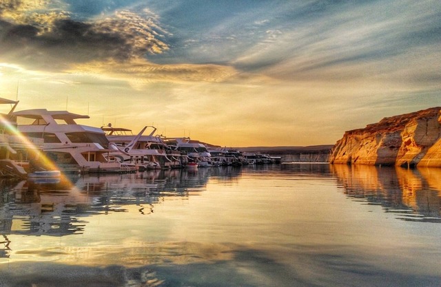 Lux Houseboat on Lake Powell just 15 minutes from the Antelope Slot Canyons