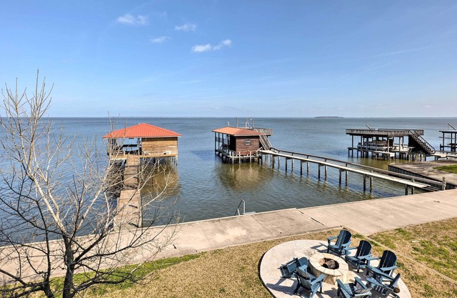 Lux Lakefront Coldspring Home: Boathouse & Kayaks!
