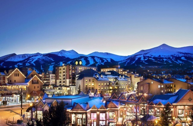 LUX MANSION W/PANORAMIC VIEWS, CC SKI/GOLF @ DOORSTEP, OFFICE, SAUNA/STEAMROOM.