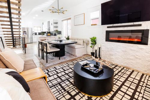 Lux Newly Remodeled DT, Patio, Fully Stocked 5Bd, 3Ba
