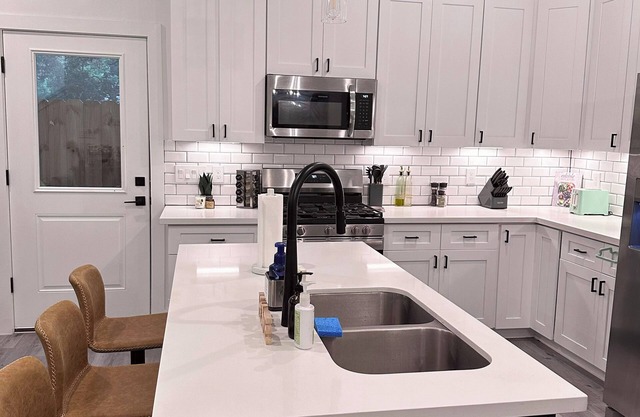 Lux Rustic 3BR Family Townhouse Near DT/Galleria/Airport and More!