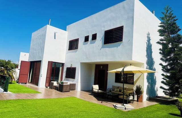 Lux Villa with Year-Round Heated Pool, beautiful outdoor space & Game Room