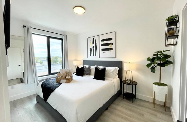 Luxe 1 BR KING Apt - near NYC, EWR, Prudential, NJPAC, American Dream, MetLife