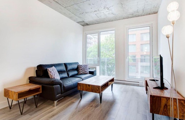 Luxe 1BR Apt with Balcony, Near Place des Arts