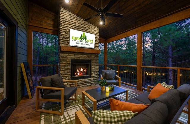 Luxe 2 Bedroom W/Shuffleboard & Hot Tub & Convient Location