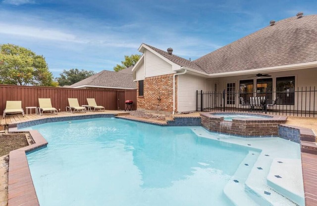 LUXE 4/3 Home w/Pool & Hot Tub