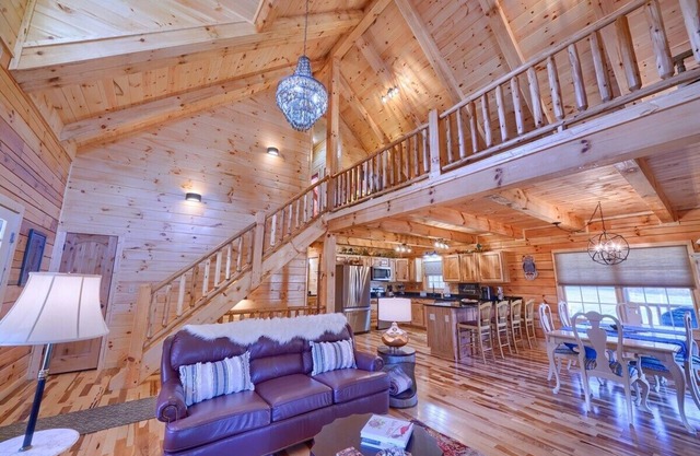 Luxe 5-bedroom Lodge - Seasonal Pool - Hot Tub - Firebrick Oven