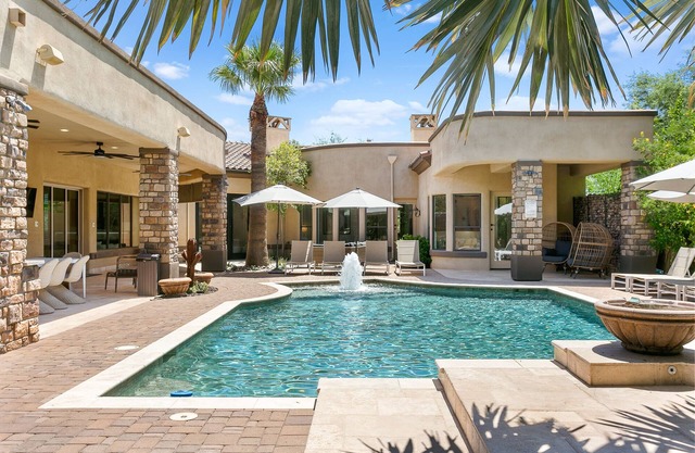 Luxe 8-bedroom retreat w/golf sim, wellness room. Perfect for corporate getaways. - HIDDEN PALM