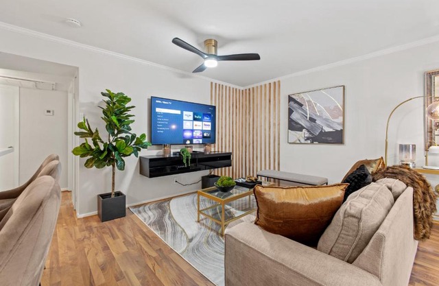 Luxe and Modern Dallas Condo 2 Mi to Highland Park!