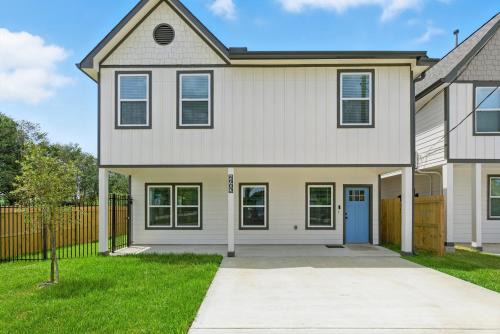 Luxe Brand-New 3 bedroom House Mins To Downtown and IAH