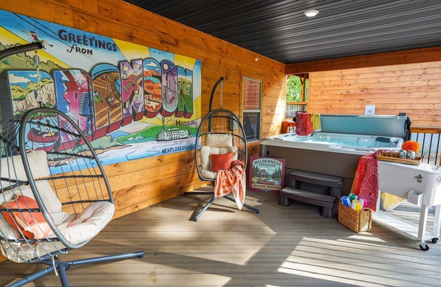 Luxe Cabin>Hot Tub>Indoor Pool>Fire Pit>Game Table>Fishing>Pickleball>Hiking