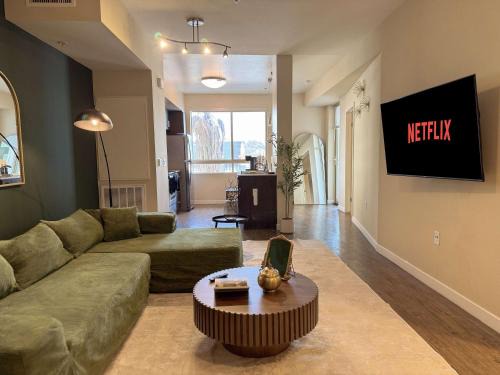 Luxe Deco Haven with Pool, Gym & Parking Close to Disneyland