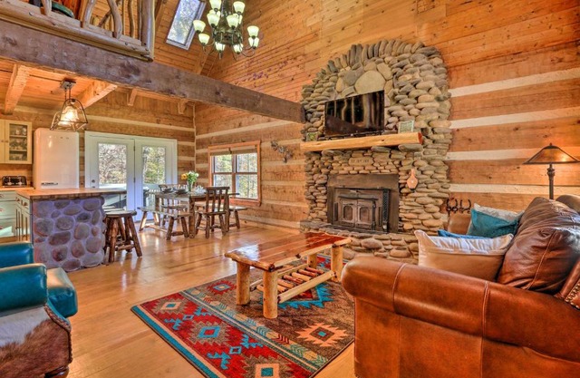Luxe Dog-Friendly Cabin with Hot Tub and Game Room
