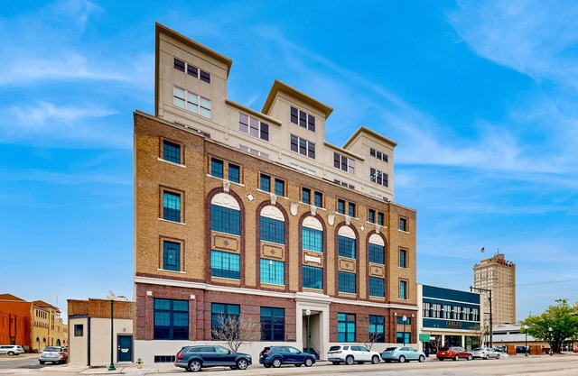 Luxe downtown loft in historical building with Peloton & lanai - highly walkable
