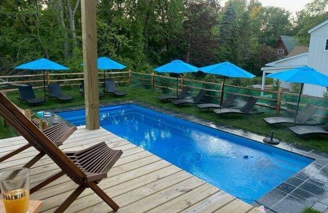 Luxe family-friendly lake house-hot tub, heated pool, great golf nearby, & more!