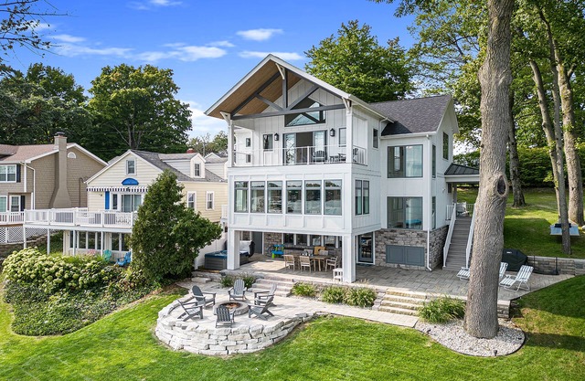 LUXE Family Waterfront Retreat on Magician Lake - Brand New in 2022!