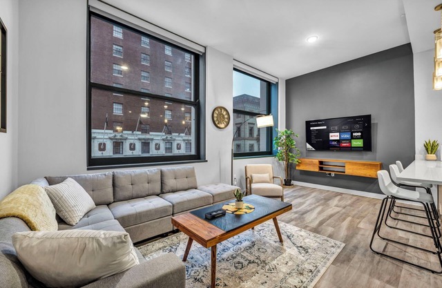 Luxe Flat w/Heated Pool & Sauna Gym Heart of DT
