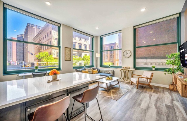 Luxe Flat w/Heated Pool & Sauna Gym Heart of DT