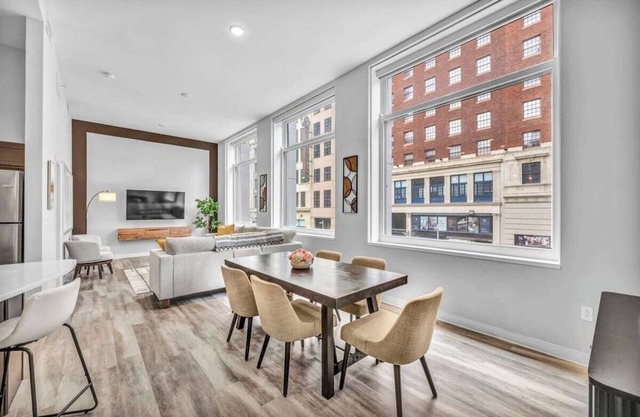 Luxe Flat with Heated Pool, Sauna, Rooftop Deck, Gym