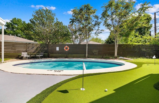 Luxe Golfers` Oasis - Pool, Mini-Golf, Hot Tub!