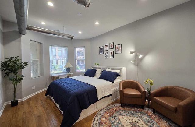 Luxe Loft vibe –4BR/3BA Apt– King Suite-11 minutes from downtown-Families-Groups