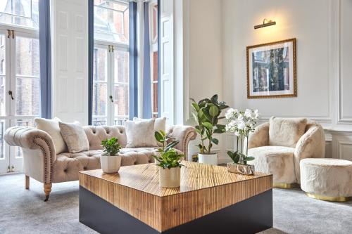 Luxe Mayfair Duplex - Spacious 3BR Serviced Apartment