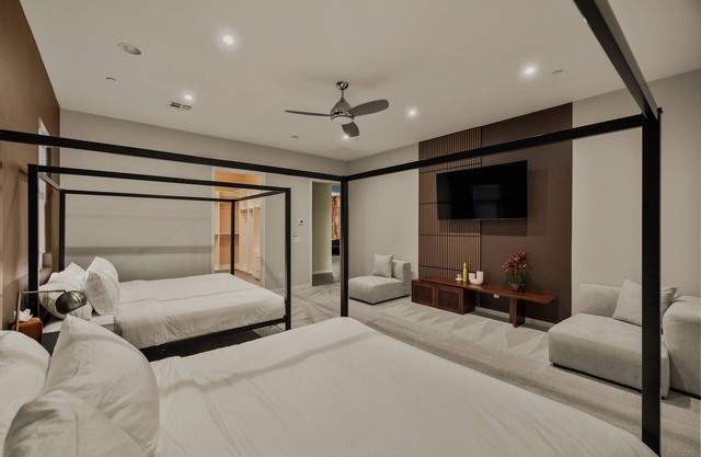 Luxe Modern Cozy Mansion, 5bd salt water Pool&Spa,outdoor kitchen, sport court!