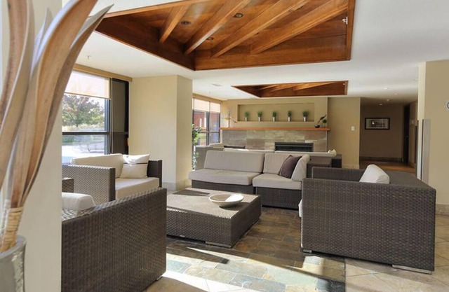 Luxe, Modern ☀️ Pool, Hot Tub, Gym☀️ Beach🍷Walk to Best Restaurants! Book Now‼️